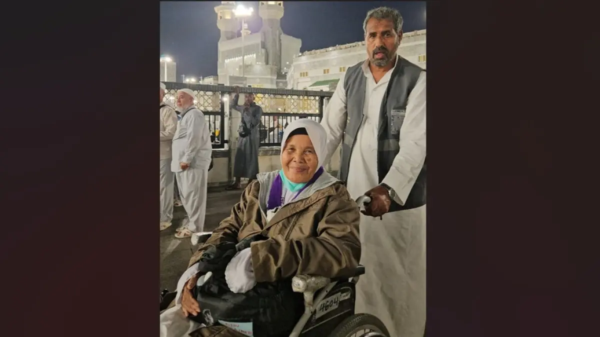 DIBANTU PETUGAS: Jemaah haji asal Kabupaten Jombang dibantu petugas baik saat melaksanakan rangkaian ibadah Tawaf Ifadah dan Sa’i di Masjidil Haram, Makkah.