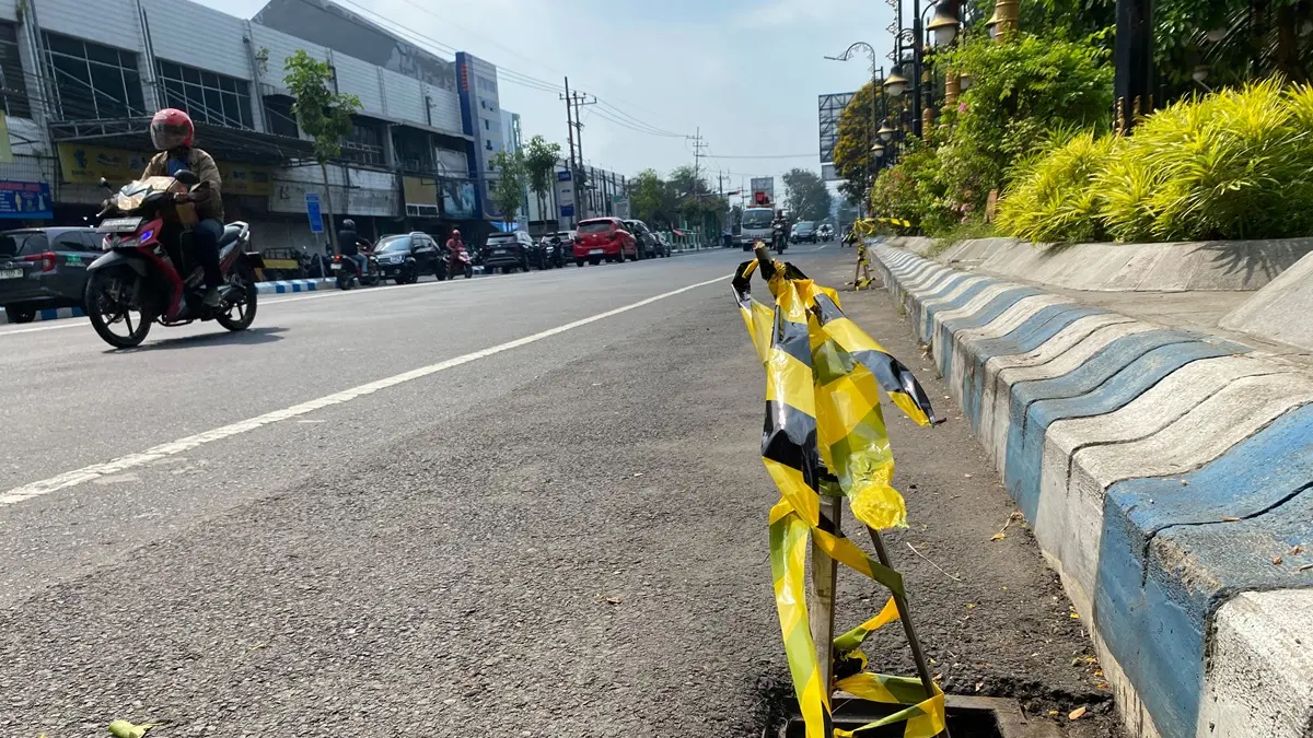 Empat penutup saluran drainase (grill inlet) di kawasan trotoar Jalan Gus Dur, Jombang, jebol (3/6). (Anggi Fridianto/Radar Jombang)