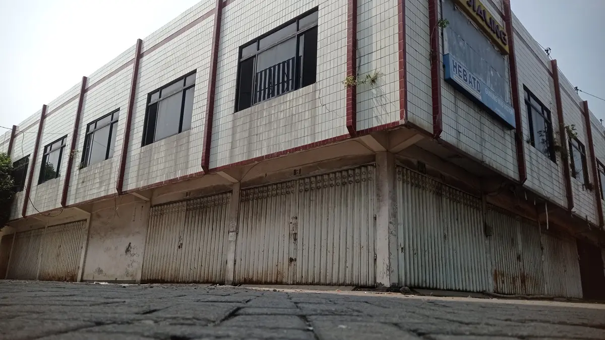 NGANGGUR: Blok B Ruko Simpang Tiga Mojongapit rencananya digunakan sebagai pelayanan dan kantor Dispendukcapil Jombang. (Ainul Hafidz/Radar Jombang)