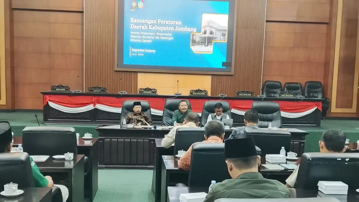 SERIUS: DPRD Jombang menggelar konsultasi publik membahas raperda Pengawasan, Pengendalian, dan Pelarangan Minuman Beralkohol serta Minuman Oplosan, Kamis (4/6). (Azmy Endiyana/Radar Jombang)