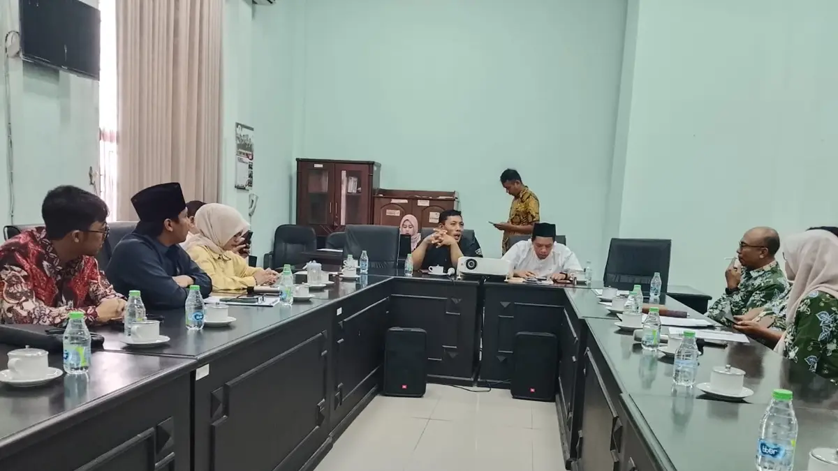 Komisi C DPRD Jombang memanggil sejumlah pihak dalam rapat dengar pendapat (RDP), mulai Dinas Lingkungan Hidup (DLH), paguyuban pengusaha tahu, pemerintah desa, hingga perwakilan wilayah terdampak untuk mencari solusi atas persoalan yang telah lama dikeluhkan masyarakat. (Azmy Endiyana/Radar Jombang)