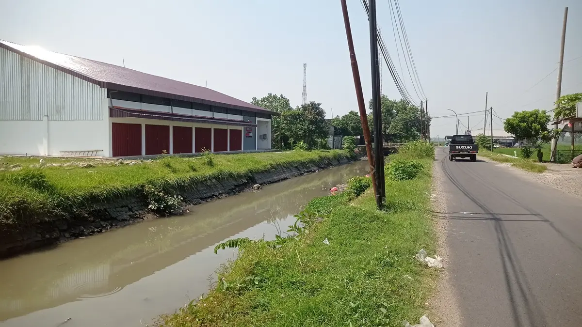 BELUM BUKA: Gerai KDKMP di Kecamatan Tembelang, Jombang yang selesai dibangun belum operasional melayani pembeli. (Ainul Hafidz/Radar Jombang)