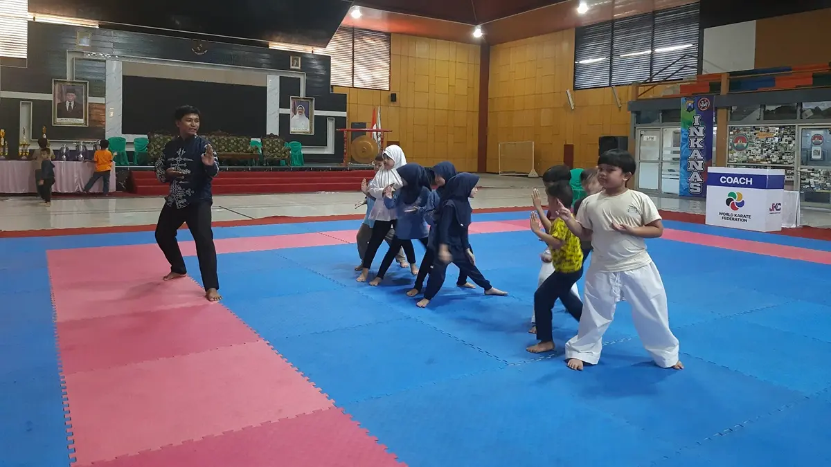 COBA VENUE: Karateka berlatih di venue JKC Cup di GOR Gelora Abi As