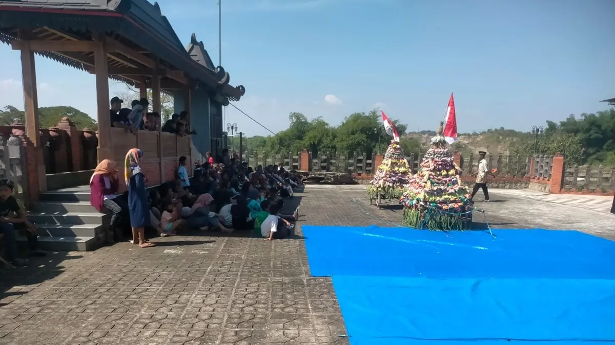 MERIAH: Kepala Desa Karangpakis Joko Risdianto mendampingi jajaran Forkopimcam Kabuh saat acara sedekah bumi di area makam Mbah Buyut Sona, Dusun Grobrogan, Desa Karangpakis, Kabuh, Jombang, Jumat (29/5). (Dwi Aris/Radar Jombang)