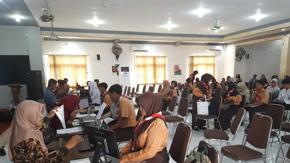 TELATEN: Pelayanan verifikasi dan validasi data dan dokumen oleh operator sekolah di SMAN 2 Jombang, (5/6). (Wenny Rosalina/Radar Jombang)
