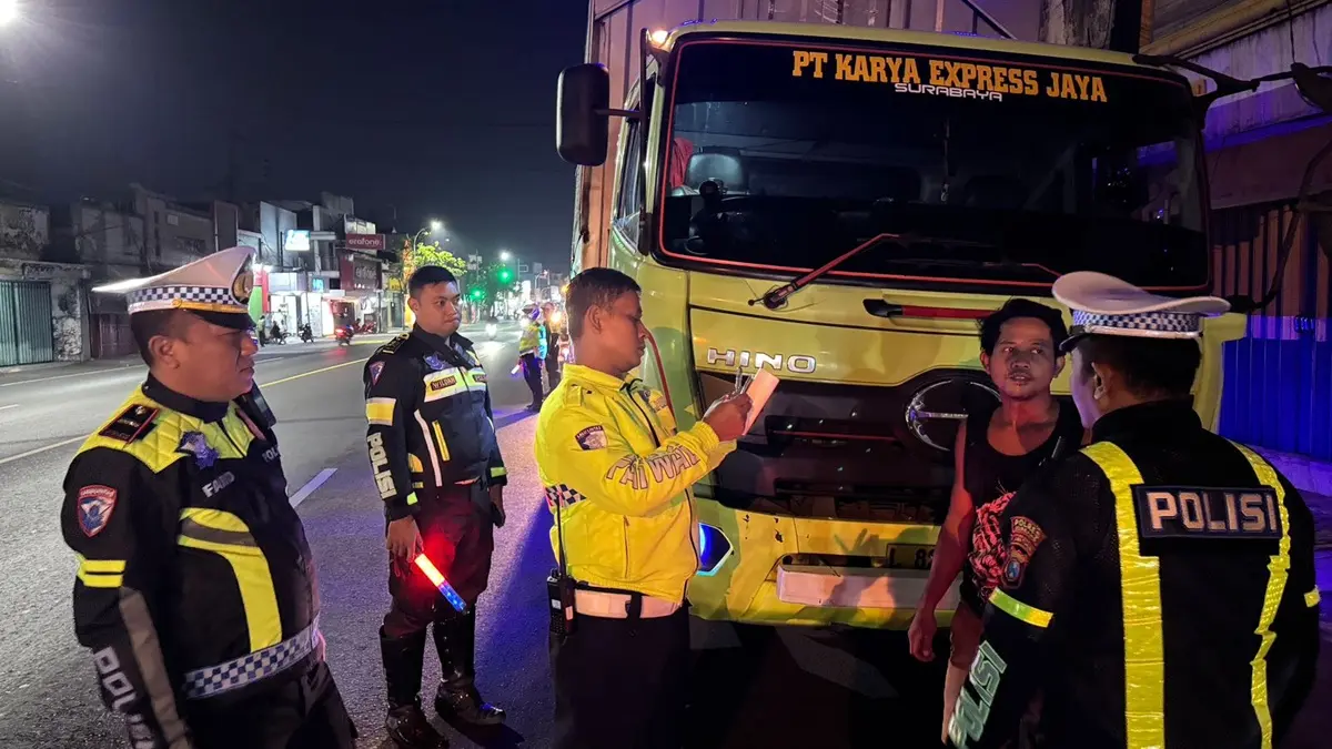 Truk yang kerap parkir di bahu jalan Raya Mojoagung, ditindak Satlantas Polres Jombang, Kamis (4/6) malam. (Achmad RW/Radar Jombang)