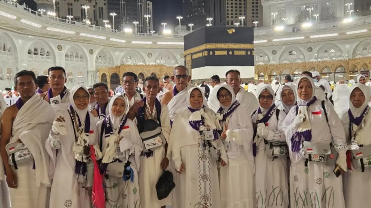 TUNTAS: Jemaah haji asal Jombang dari KBIHU Thoriqul Jannah saat foto bersama di depan Kakbah. 
