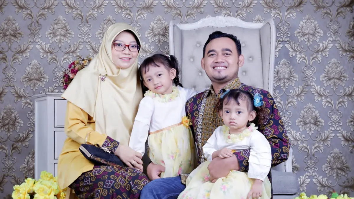 Elvi Era Fitri, guru SMA Budi Utomo, Jombang bersama keluarga.