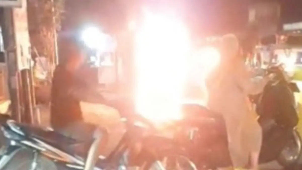 MENYALA:  Motor milik Jumain terbakar di depan Balai Desa Catakgayam, Kecamatan Mojowarno, Jombang, Selasa (2/6) malam. (Achmad RW/Radar Jombang)