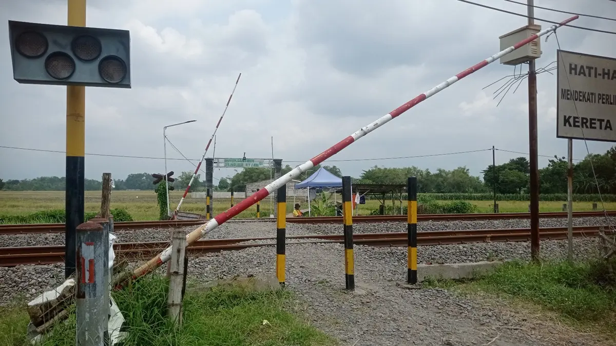 TUNGGU REKOM: Perlintasan sebidang di Desa Nglele, Kecamatan Sumobito, Jombang diusulkan dipasang palang pintu, (6/6). (Ainul Hafidz/Radar Jombang)