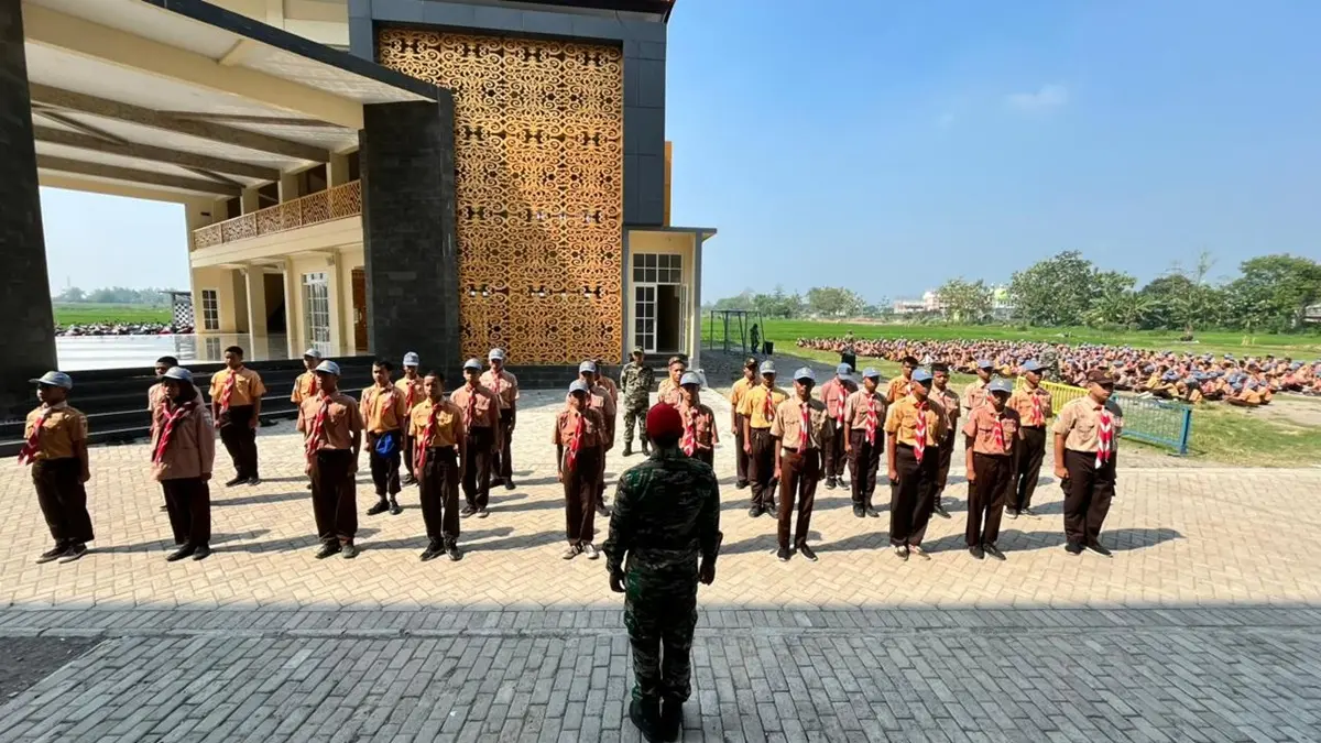 DISIPLIN: Siswa SMK Dwija Bhakti 1 Jombang mengikuti kegiatan ketarunaan.