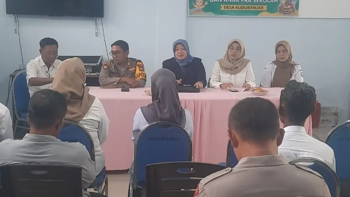 SINERGI POSITIF: Kepala Desa Kudubanjar Gatot Kuswanto (paling kiri) mendampingi Kapolsek Kudu AKP Imam Subekti dan Camat Kudu Wiwik Eko Ratna (tengah) saat kegiatan pembinaan perangkat desa di Kantor Desa Kudubanjar, Kudu, Jombang, Rabu (20/5). (Dwi Aris/Radar Jombang)