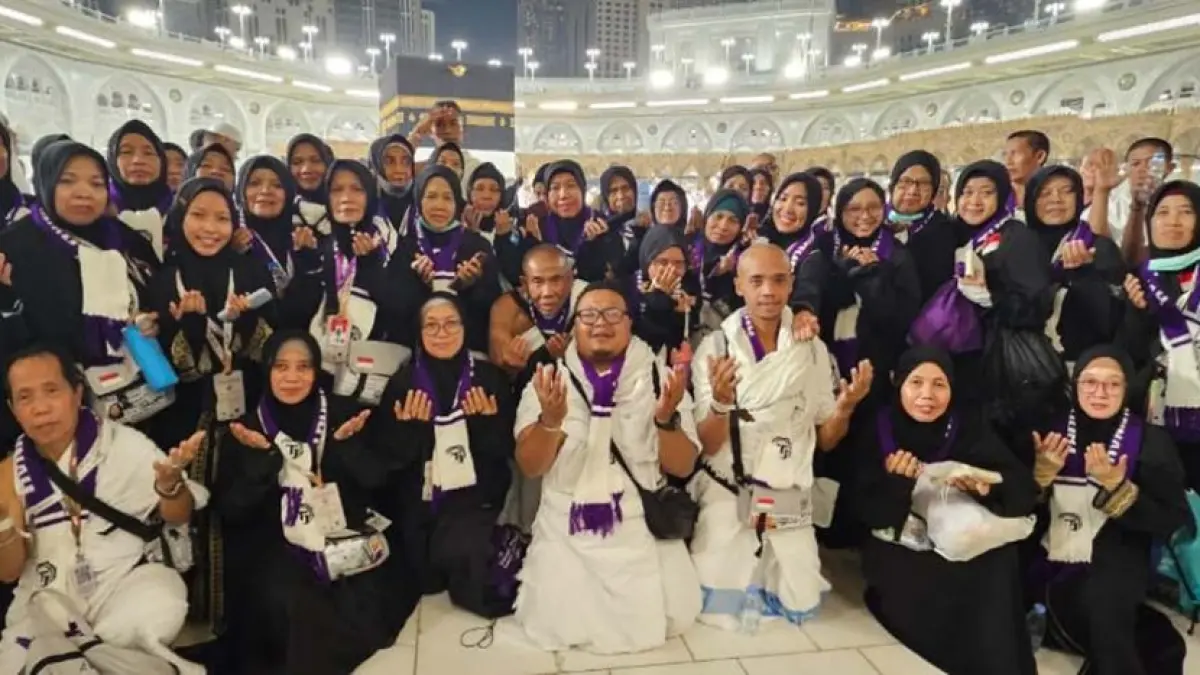 KUSYUK: Ketua Rombongan 1 SUB Kloter SUB 61 sekaligus Pembimbing Ibadah Haji (PIH) KBIHU Thoriqul Jannah, Jombang, Zulfikar Damam Ikhwanto Adhim saat memimpin ibadah sunnah. 