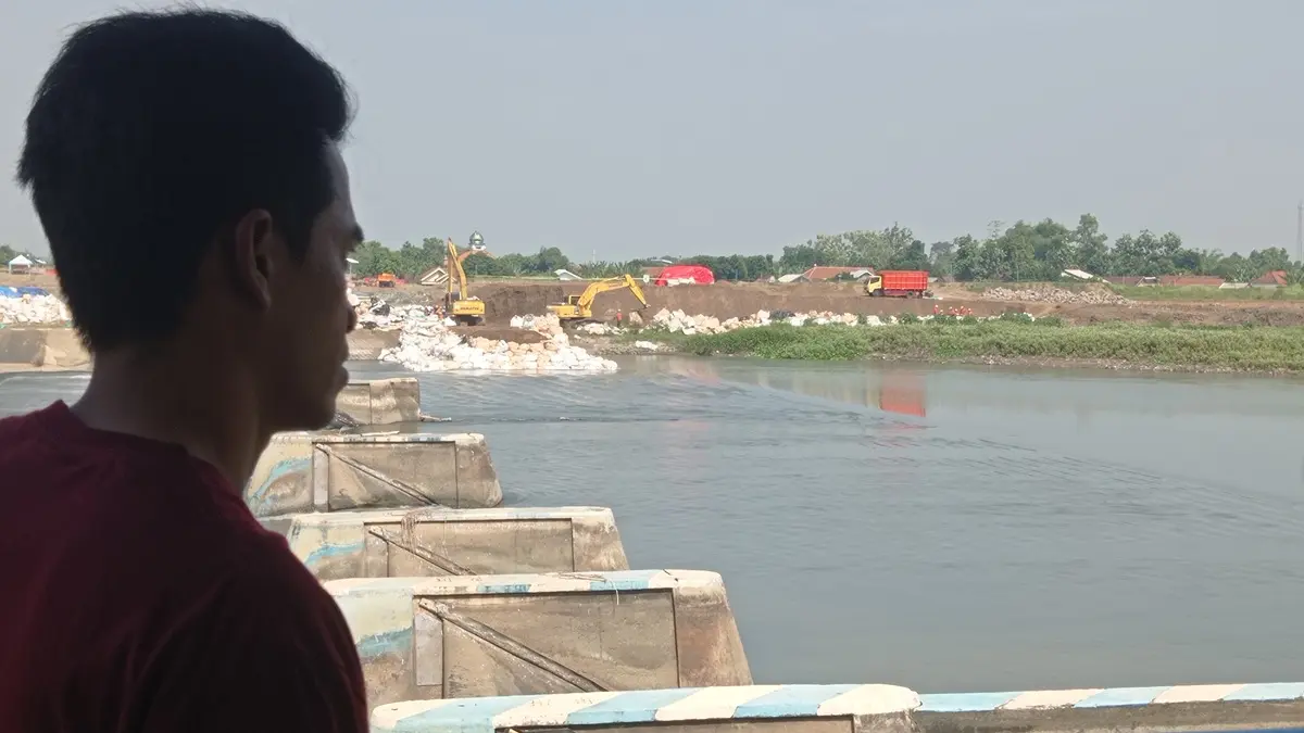 UNTUK SEMENTARA: Pemasangan jumbo bag di pintu enam Dam Karet Jatimlerek, Jombang untuk kisdam. (Ainul Hafidz/Radar Jombang)
