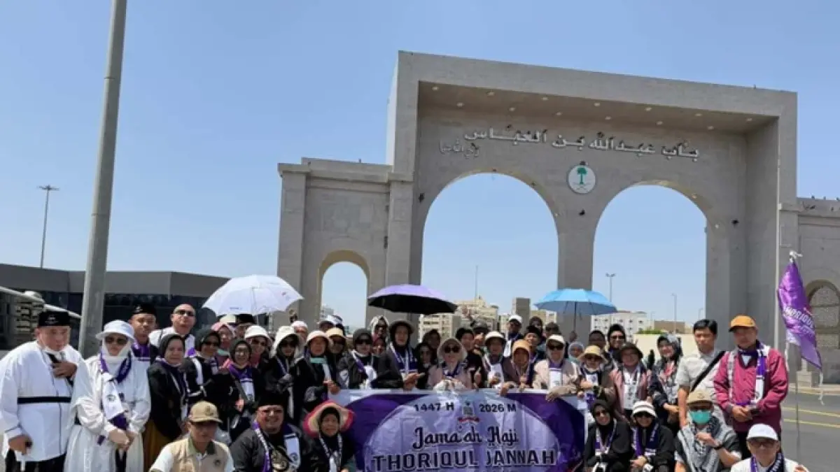EDUKASI: Ketua Rombongan 1 SUB Kloter SUB 61 sekaligus Pembimbing Ibadah Haji (PIH) KBIHU Thoriqul Jannah, Zulfikar Damam Ikhwanto saat memimpin rombongan kegiatan ziarah ke Kota Thaif. 