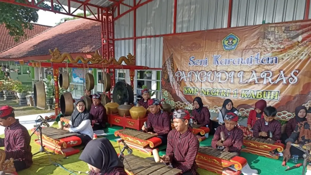 LESTARIKAN KESENIAN TRADISIONAL: Penampilan ekstrakurikuler karawitan SMPN 1 Kabuh, Jombang. (Dwi Aris/Radar Jombang)