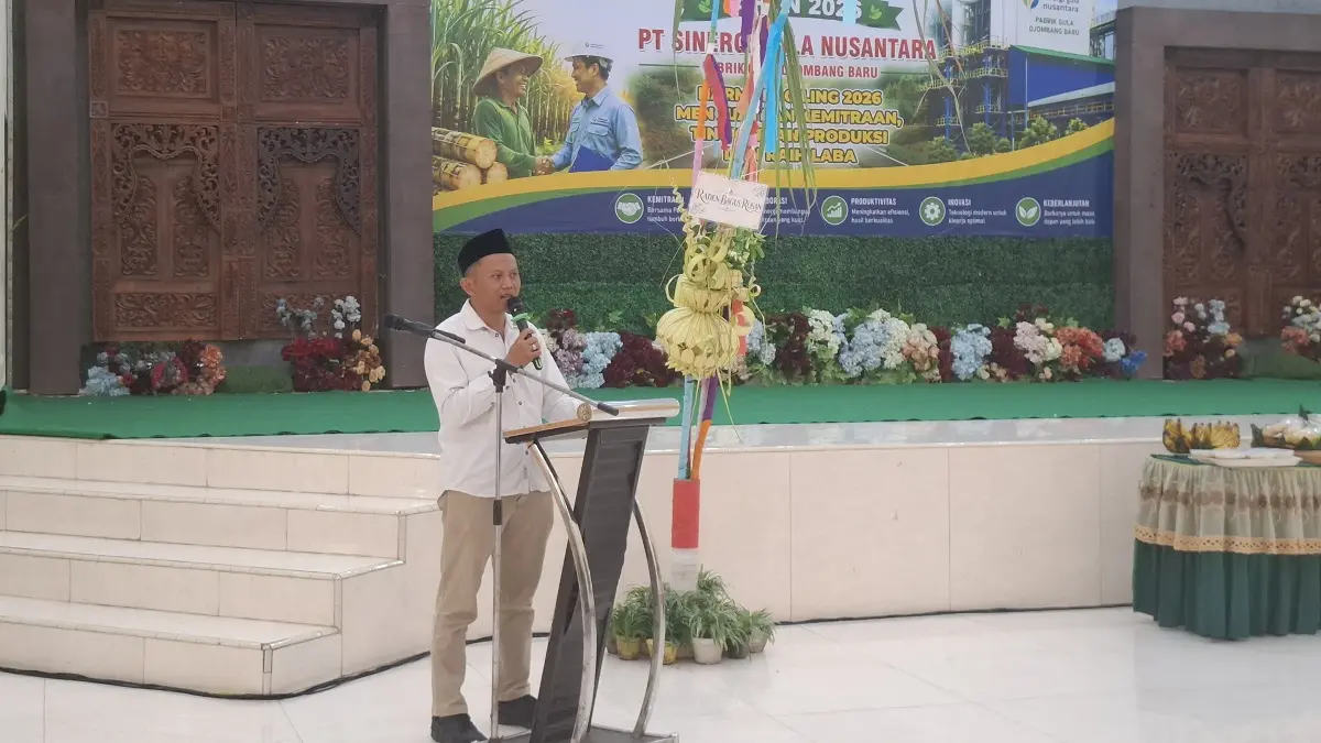 Pelaksana Harian General Manager PG Djombang Baru, Wukir Dana Sekti, bersama para tokoh petani pada Selamatan Buka Giling, Senin (9/6).