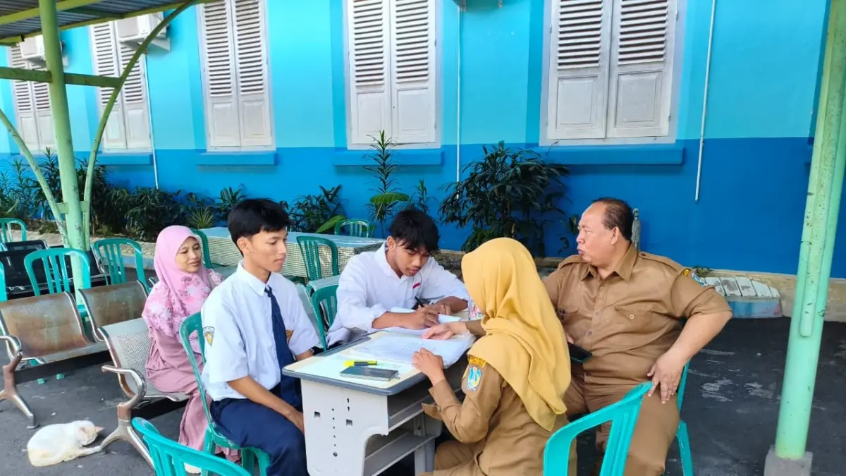 Pelayanan verifikasi berkas di SMAN 3 Jombang, (9/6).