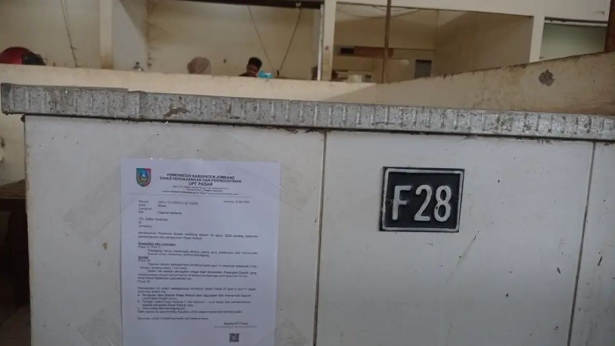 PERINGATAN: Surat teguran pertama ditempel di lapak atau los berbentuk meja di Pasar Pon, Jombang. (Ainul Hafidz/Radar Jombang)