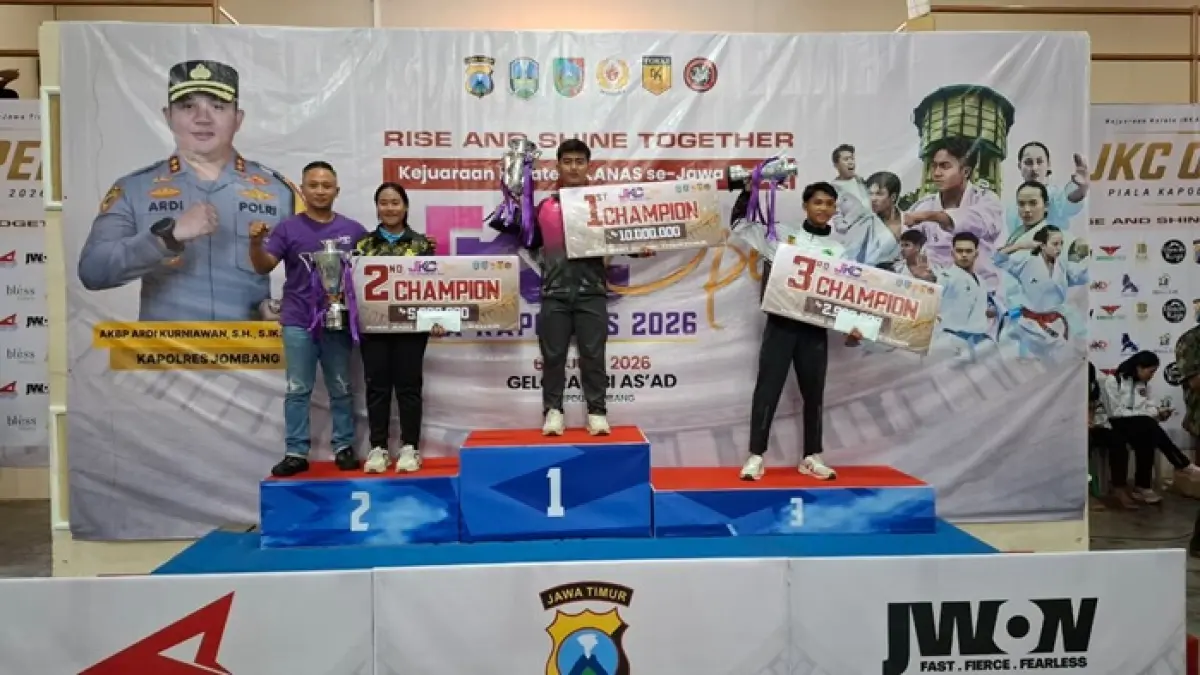 SELAMAT: Adhe Rengga (tengah) bersama atlet peraih best of the best, Minggu (7/6). (Wenny Rosalina/Radar Jombang)