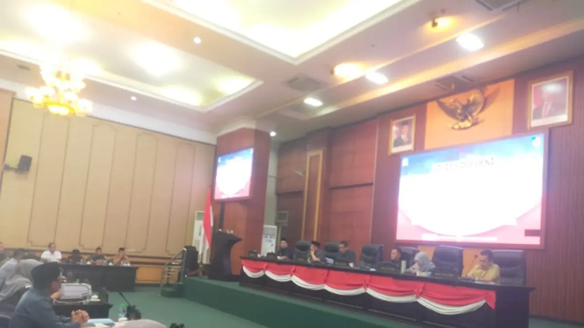 SERIUS: DPRD Jombang menggelar Paripurna Pertanggungjawaban APBD 2025 Rancangan Peraturan Daerah (Raperda) tentang Pertanggungjawaban Pelaksanaan APBD Tahun Anggaran 2025, Senin (8/6). (Azmy Endiyana/Radar Jombang)