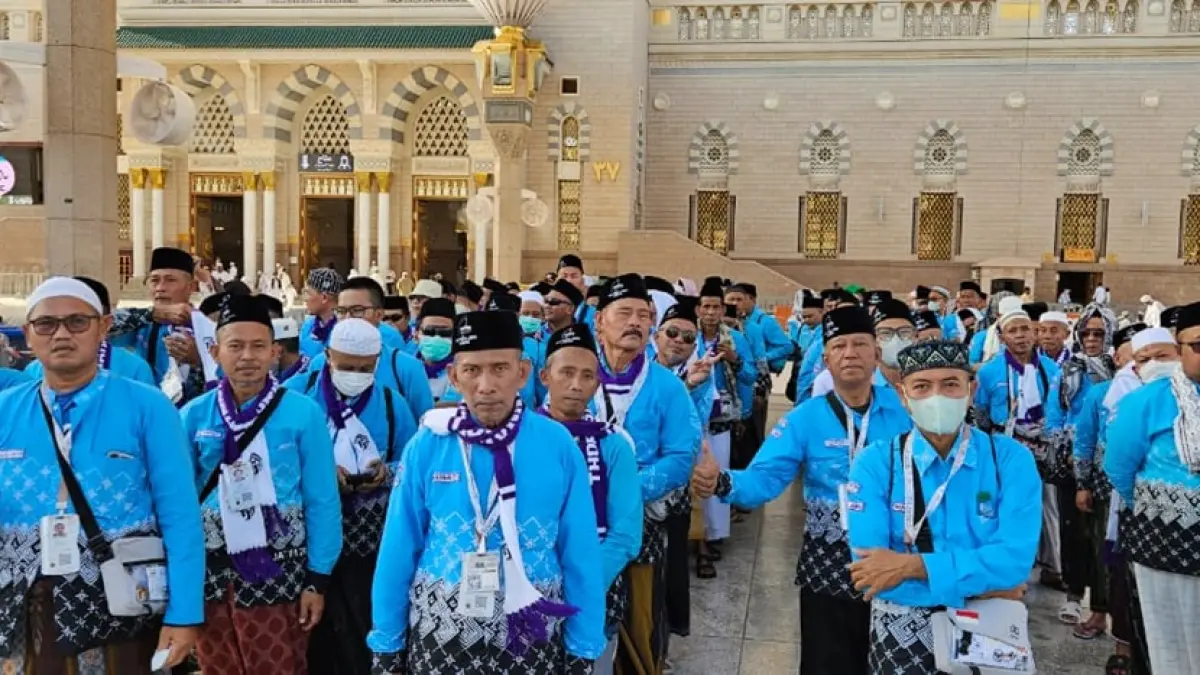 ANTUSIAS: Jemaah haji perempuan KBIHU Thoriqul Jannah yang tergabung dalam SUB Kloter 61 Jombang mendapatkan kesempatan memasuki Raudhah di Masjid Nabawi, Madinah, (8/6) WAS. 