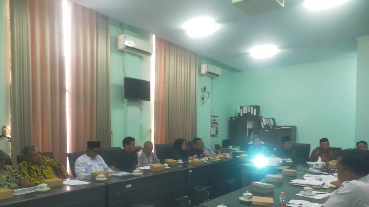 CARI SOLUSI: Forum KDKMP Jombang datangi kantor DPRD Jombang Rabu (10/6). (Azmy Endiyana/Radar Jombang)