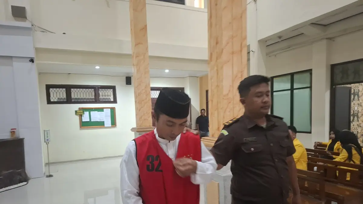 Kasus greenhouse atau budidaya ganja di Desa Mojongapit, Kecamatan Jombang, mulai disidangkan di Pengadilan Negeri Jombang, Selasa (9/6) siang. (Achmad RW/Radar Jombang)
