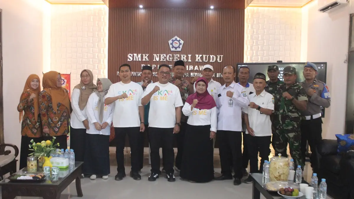 KREATIF: Kepala Cabdindik Wilayah Jombang Dr Eko Redjo Sunariyanto membuka secara resmi Skanedu Futsal Cup simbolis dengan tendangan bola, Rabu (10/6). (Wenny Rosalina/Radar Jombang)