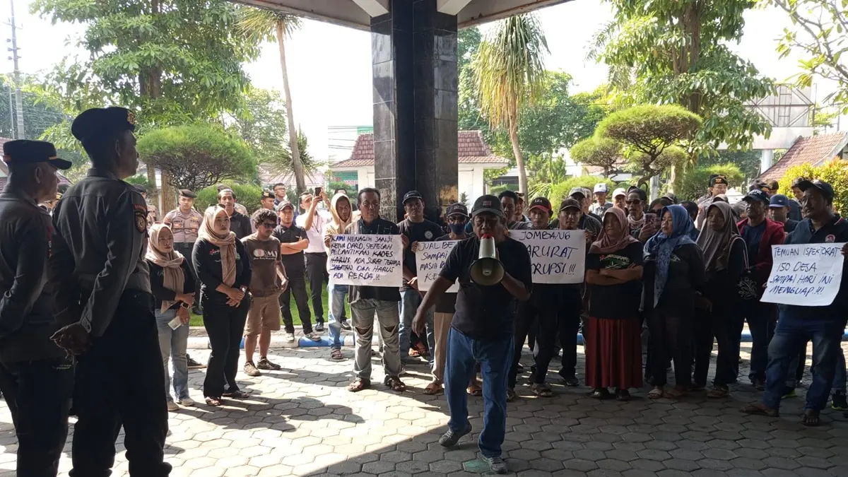 RAMAI: Puluhan massa FRMJ melakukan aksi di depan kantor DPRD Jombang, Rabu (10/6). (Azmy Endiyana/Radar Jombang)