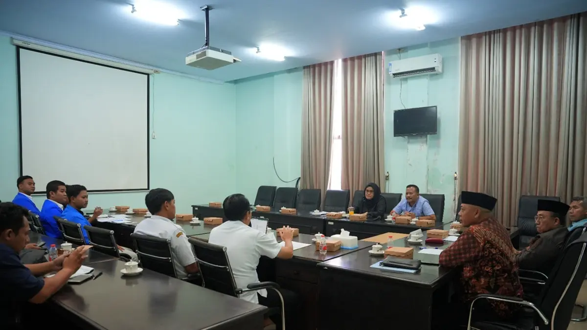 SERIUS: Komisi A DPRD Jombang menggelar RDP membahas transparasi APBD, Rabu (10/6). (Azmy Endiyana/Radar Jombang)