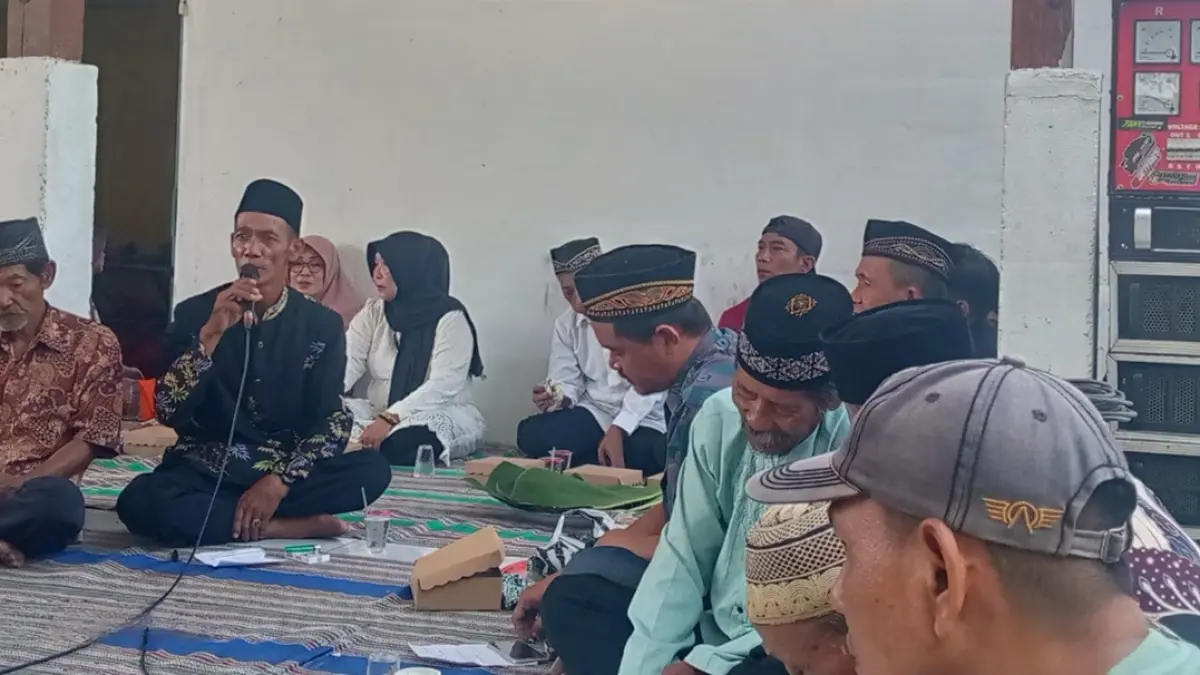 Warga Dusun Lengkong, Desa Jatigedong, Kecamatan Ploso, Jombang menggelar sedekah dusun sebagai tradisi tahunan yang sarat makna, Selasa (2/6). (Ainul Hafidz/Radar Jombang)