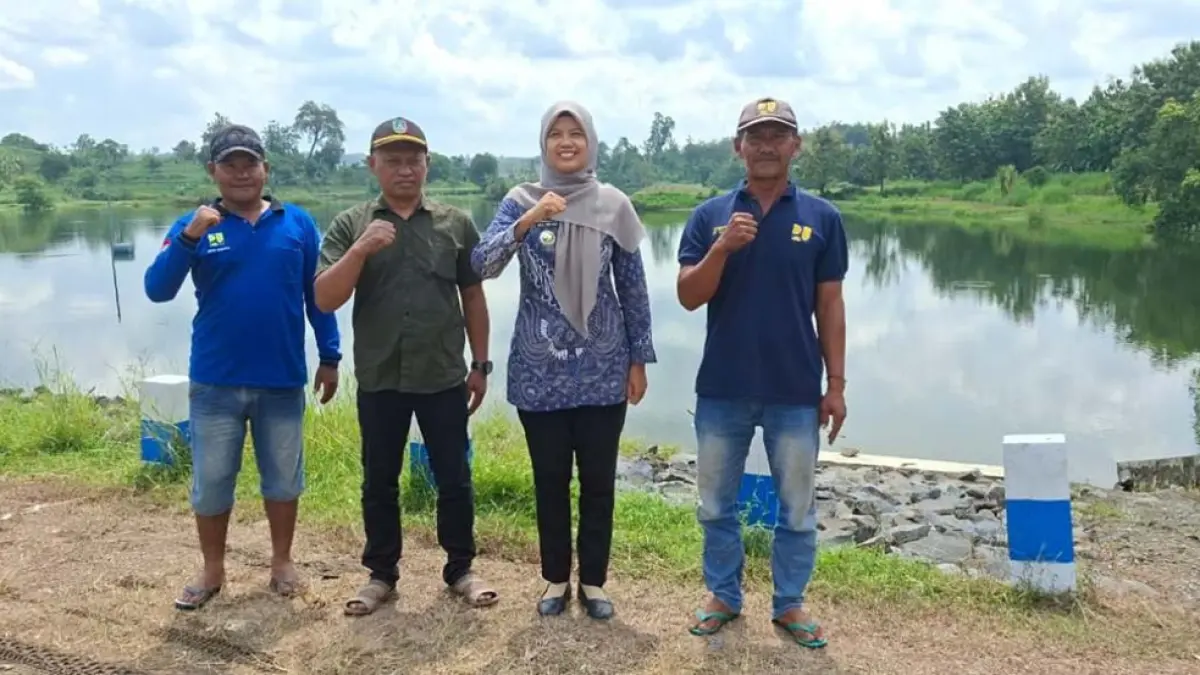 POTENSI WISATA ALAM: Kepala Desa Plabuhan Andi (dua dari kiri) mendampingi Camat Plandaan Lia Aprilianna Isna Sari dan perwakilan BBWS Brantas saat meninjau lokasi Waduk Ringin Jenggot atau Embung Grojogan di Dusun/Desa Plabuhan. (Dwi Aris/Radar Jombang)