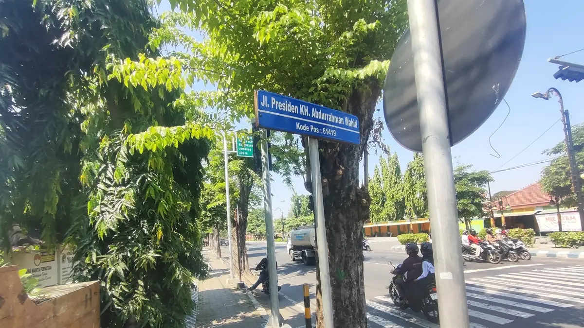 DILANJUTKAN: Trotoar Jl KH Abdurrahman Wahid (Gus Dur) Jombang sisi utara tahun ini akan dirombak. (Ainul Hafidz/Radar Jombang)
