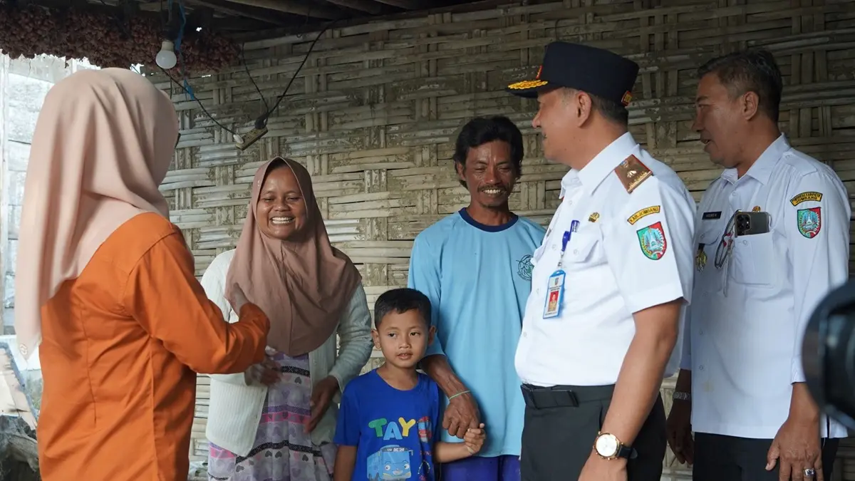 DOOR TO DOOR: Sedakab Jombang Agus Purnomo saat mendatangi rumah calon siswa di Kecamatan Plandaan, Rabu (10/6). (Anggi Fridianto/Radar Jombang)