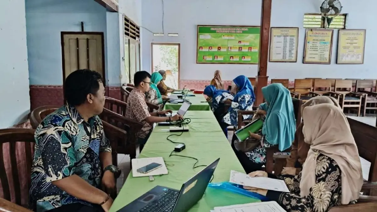 INOVASI: Pegawai Dinas Koperasi dan Usaha Mikro Jombang mengikuti proses penilaian kesehatan koperasi di Balai Desa/Kecamatan Gudo, (12/3). (Wenny Rosalina/Radar Jombang)