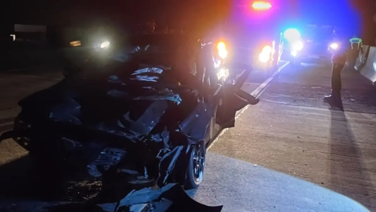 Kecelakaan maut terjadi di ruas Tol Jombang-Mojokerto KM 690+100 A masuk Desa Sumberagung, Kecamatan Peterongan, Kamis (11/6) malam. (Achmad RW/Radar Jombang)
