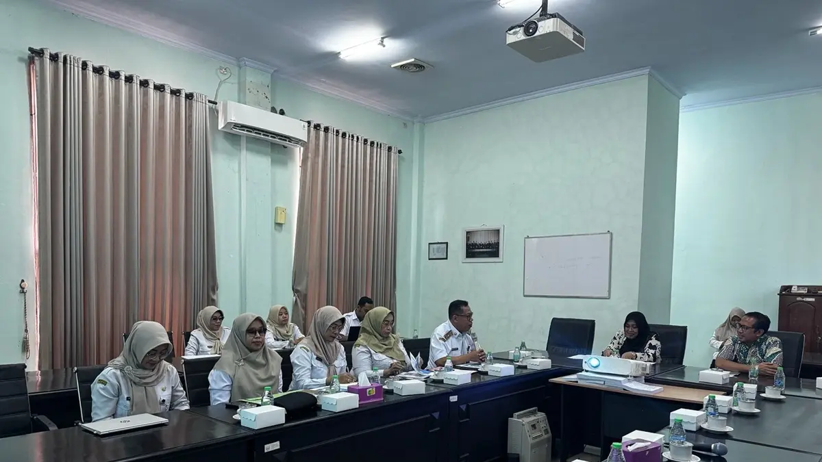 SERIUS: Komisi D DPRD Jombang rapat dengar pendapat dengan Disnaker terkait program kerja 2027, Rabu (10/6). (Azmy Endiyana/Radar Jombang)