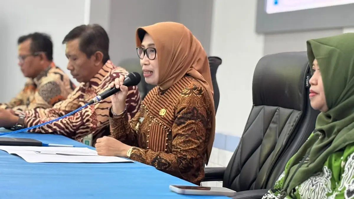 TEGAS: Kepala Dinas Pendidikan dan Kebudayaan, Wor Windari, memimpin sertijab di Aula 1 Dinas Pendidikan dan Kebudayaan Kabupaten Jombang, Kamis (11/4). (Wenny Rosalina/Radar Jombang)