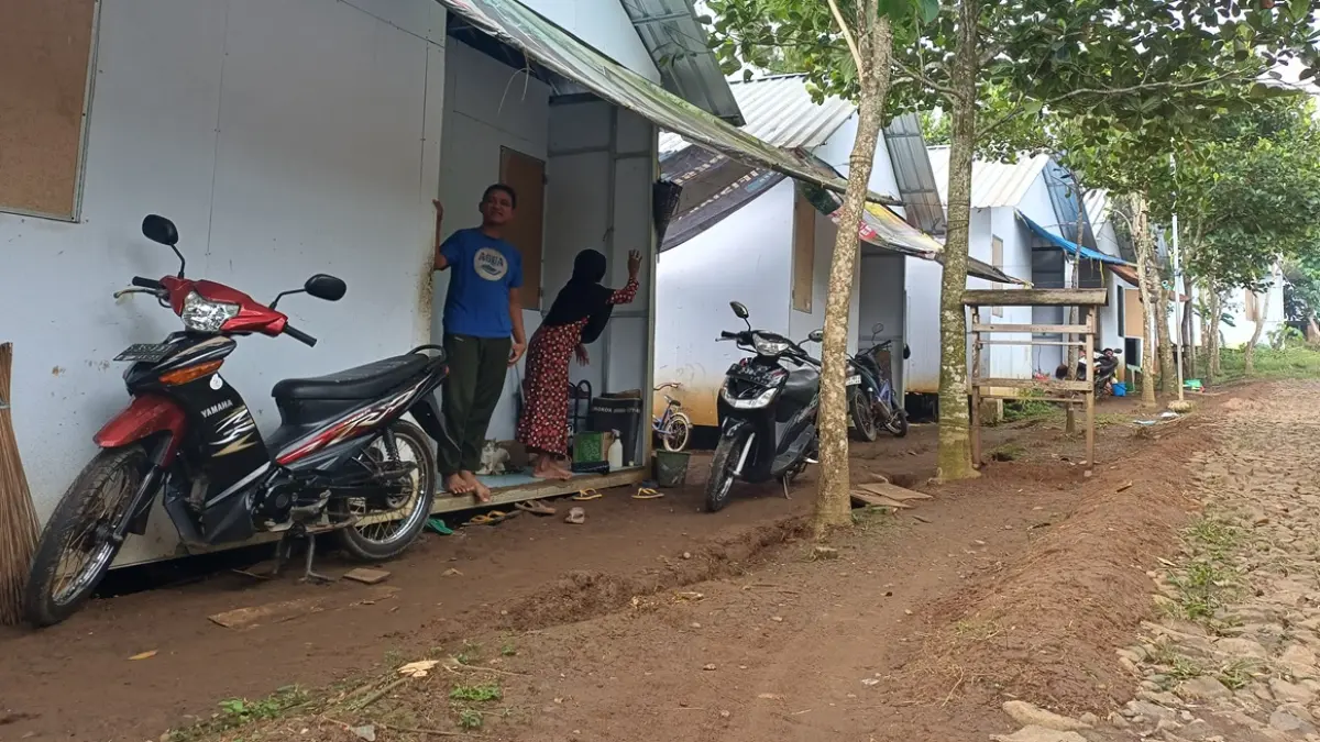 DIRELOKASI: Warga Dusun Jumok, Desa Sambirejo, Wonosalam, Jombang terdampak longsor 2024 lalu berada di huntara (hunian sementara). (Anggi Fridianto/Radar Jombang)