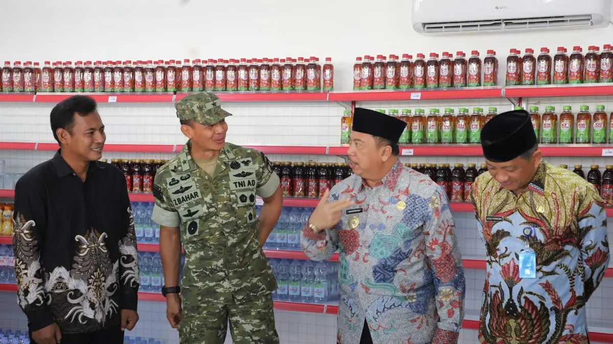 KOMPAK: Kepala Desa Tugusumberjo, Peterongan, Jombang As’ad saat menerima kunjungan Tim 2 Pengawasan dan Pengendalian (Wapang) TNI, Kamis (11/6). (Anggi Fridianto/Radar Jombang)