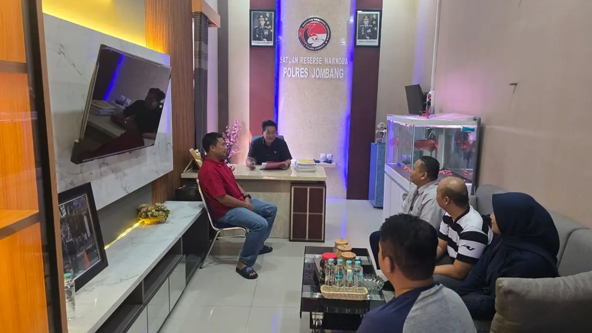 KOORDINASI: Pengurus FORKI Jombang rapat dengan Kasat Narkoba Polres Jombang, Iptu Bowo Tri Kuncoro, untuk persiapan Piala Kapolda Jatim, Kamis (11/6). (Wenny Rosalina/Radar Jombang)