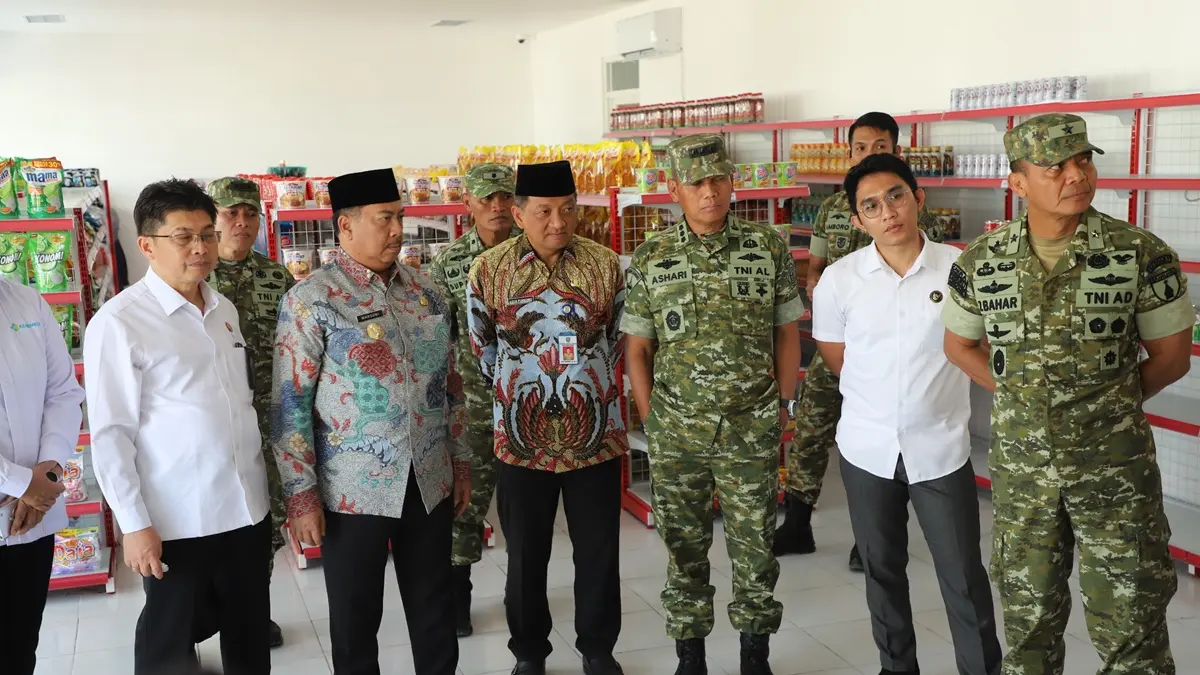 PANTAU OPERASIONAL: Bupati Jombang Warsubi mendampingi Kepala Staf Daerah Militer (Kasdam) V/Brawijaya Brigjen TNI Zainul Bahar memantau operasional KDMP di Jombang, (11/6). (Anggi Fridianto/Radar Jombang)