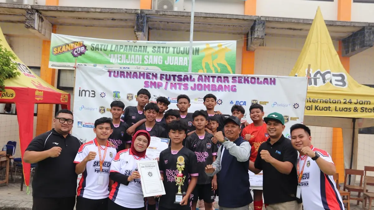 DUKUNG: Wakil Ketua AFKAB Jombang, Ruud Qurrata Ain (paling kiri), bersama tim juara turnamen futsal Skanedu Cup 2026, Jumat (12/6).  (Dwi Aris/Radar Jombang)