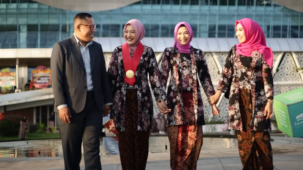 HARMONIS: Kepala Disnaker Jombang Isawan Nanang Risdiyanto bersama istri dan anaknya.