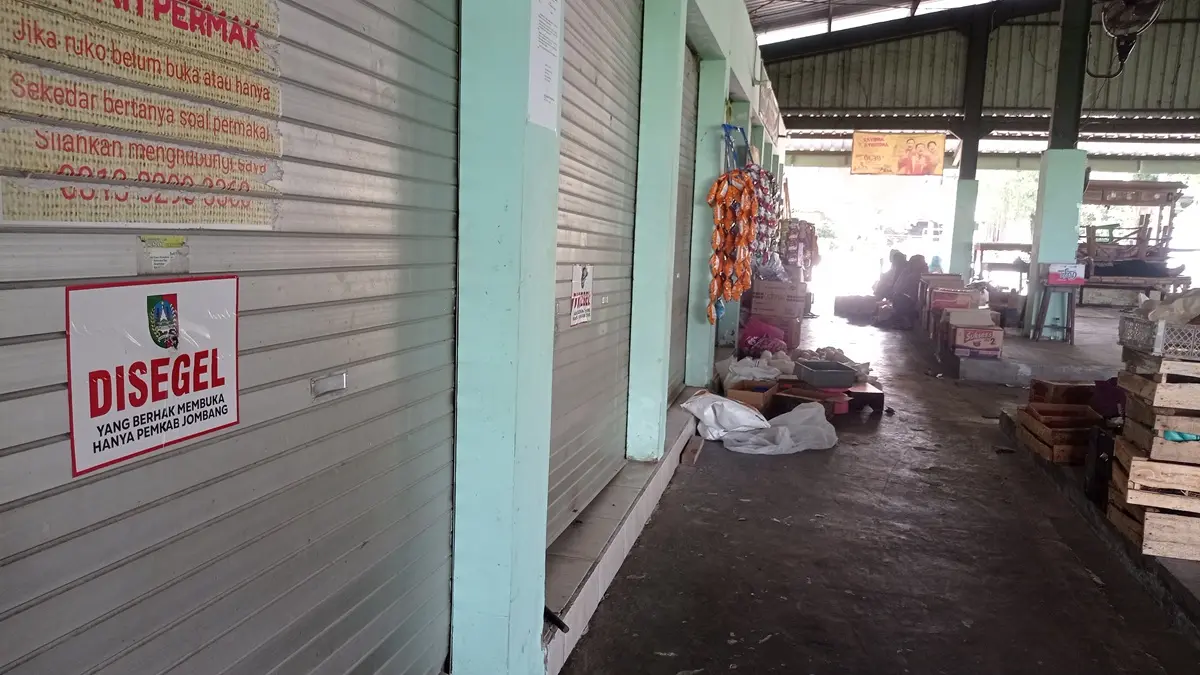 Kios Pusat Oleh-Oleh (Pusol) Jombang atau eks Pasar Ngarawan di Kecamatan Tembelang, Jombang disegel. (Azmy Endiyana/Radar Jombang)