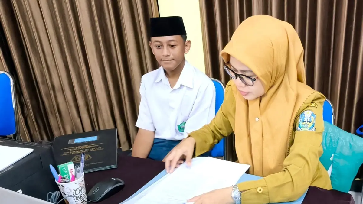 LANCAR: Pelayanan SPMB di SMKN 1 Jombang, (13/6). (Wenny Rosalina/Radar Jombang)