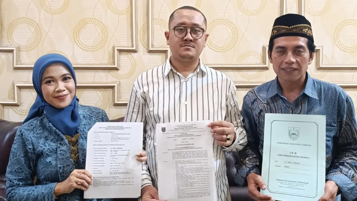LENGKAP: Kuasa Hukum CV Surya Samudra menunjukkan dokumen perizinannya, Jumat (12/6). (Azmy Endiyana/Radar Jombang)