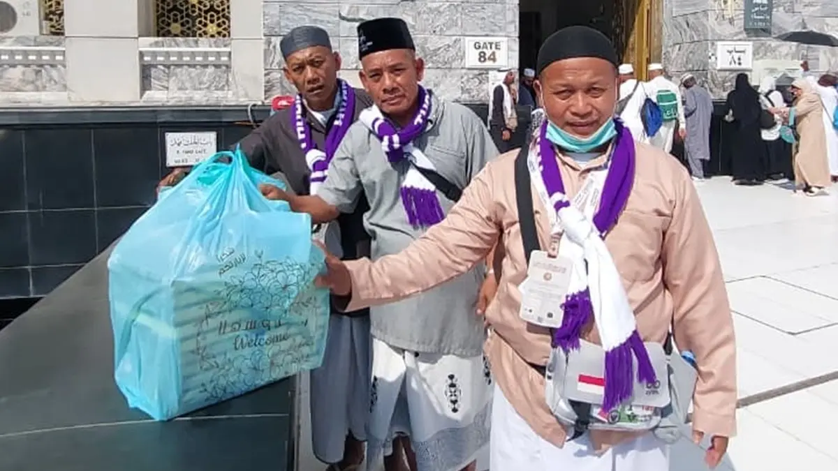 MABRUR: Jemaah haji KBIHU Thoriqul Jannah yang tergabung dalam SUB Kloter 61 saat hendak mewakafkan alquran di Masjidil Harom Makkah. 