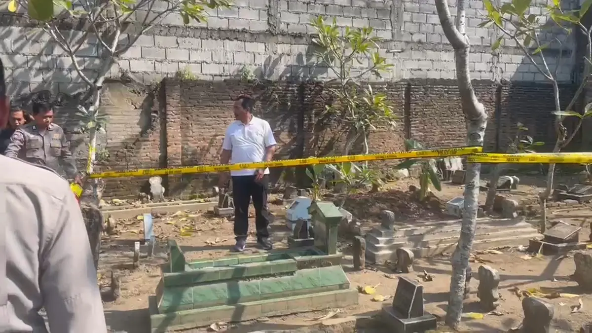 Makam perempuan penyandang autisme tersebut dibongkar aparat kepolisian untuk kepentingan otopsi, Minggu (14/6). (Azmy Endiyana/Radar Jombang)